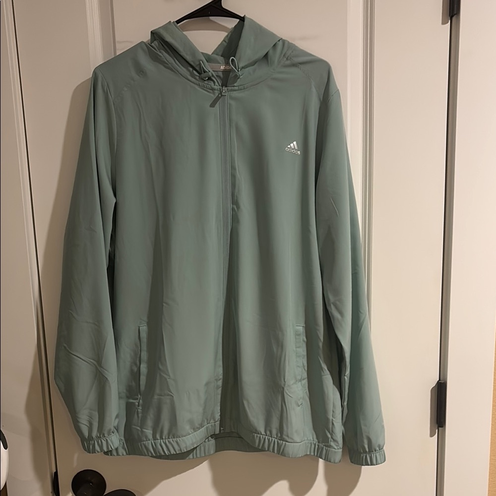 NWOT adidas golf jacket with pockets and adjustable hood size XL